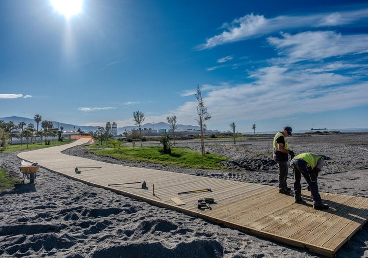 La senda litoral que transforma ya la Playa de Poniente estará lista en junio